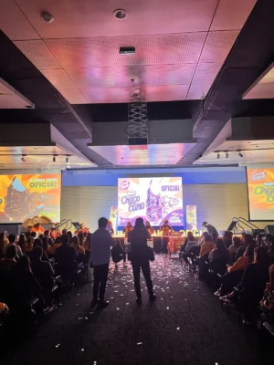 Drumbots Colombia - show de tambores robot LED para eventos, Voiz Producciones