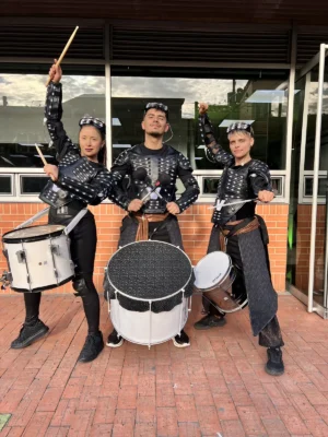 Drumbots Colombia - show de tambores robot LED para eventos, Voiz Producciones