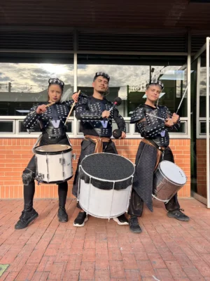 Drumbots Colombia - show de tambores robot LED para eventos, Voiz Producciones