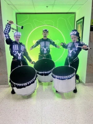 Drumbots Colombia - show de tambores robot LED para eventos, Voiz Producciones