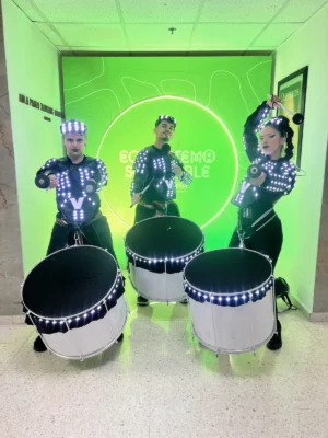 Drumbots Colombia - show de tambores robot LED para eventos, Voiz Producciones