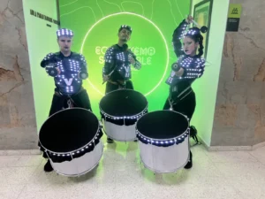 Drumbots Colombia - show de tambores robot LED para eventos, Voiz Producciones
