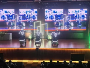 Drumbots Colombia - show de tambores robot LED para eventos, Voiz Producciones