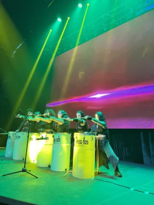 Percusión de luz - neon water drums para eventos en Bogotá, Voiz Producciones