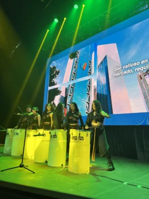 Percusión de luz - neon water drums para eventos en Bogotá, Voiz Producciones