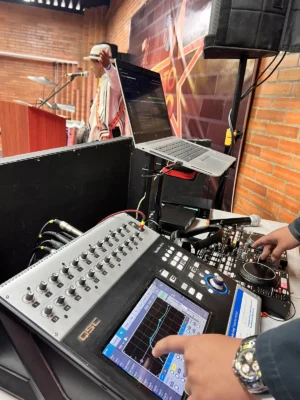 Alquiler de sonido, luces y DJ para eventos sociales en Bogotá, Voiz Producciones