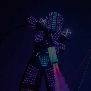 Robot con luces en la ciudad de Bogotá