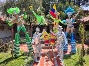 Personajes de alas de luz en Medellín