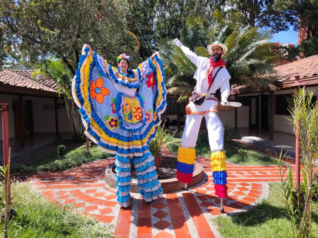 Personajes del folclor Colombiano en Medellín
