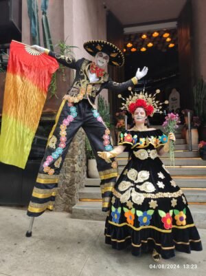 PERSONAJES MIRROR STILTS EN MEDELLÍN