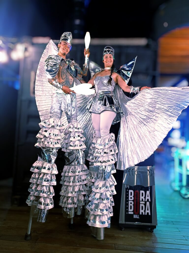 Personajes de alas de luz en Medellín