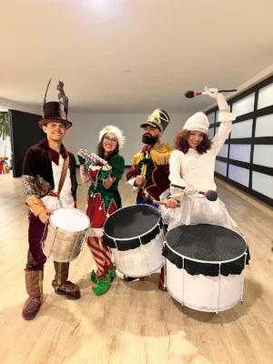 Comparsa navideña y batucada de navidad para eventos en Bogotá, Voiz Producciones