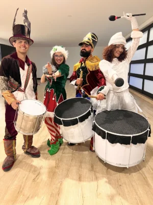 Comparsa navideña y batucada de navidad para eventos en Bogotá, Voiz Producciones