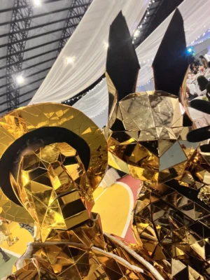 Personaje mirror de espejos para eventos en Bogotá, Voiz Producciones