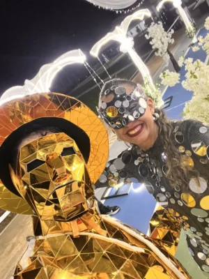 Personaje mirror de espejos para eventos en Bogotá, Voiz Producciones