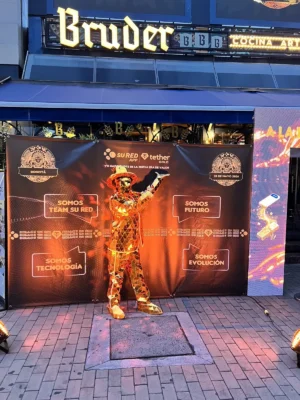 Personaje mirror de espejos para eventos en Bogotá, Voiz Producciones
