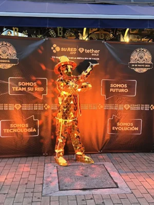 Personaje mirror de espejos para eventos en Bogotá, Voiz Producciones