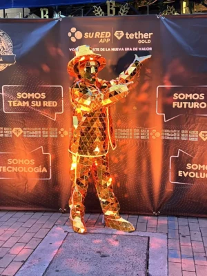 Personaje mirror de espejos para eventos en Bogotá, Voiz Producciones
