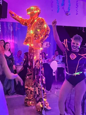 Personaje mirror de espejos para eventos en Bogotá, Voiz Producciones