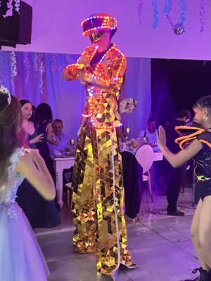 Personaje mirror de espejos para eventos en Bogotá, Voiz Producciones