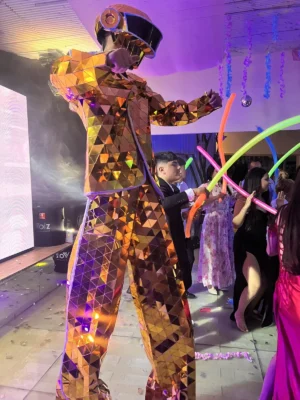 Personaje mirror de espejos para eventos en Bogotá, Voiz Producciones