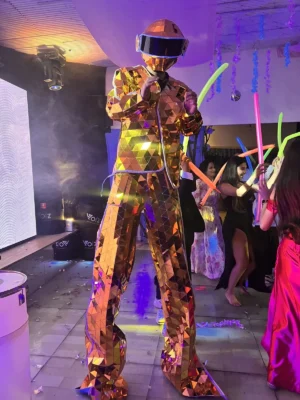 Personaje mirror de espejos para eventos en Bogotá, Voiz Producciones