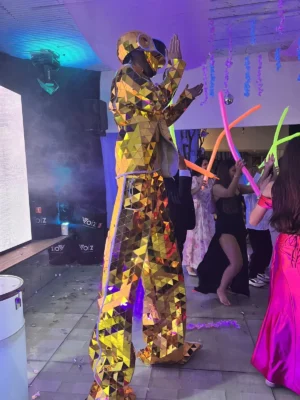 Personaje mirror de espejos para eventos en Bogotá, Voiz Producciones