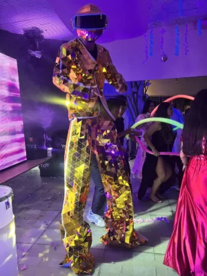 Personaje mirror de espejos para eventos en Bogotá, Voiz Producciones