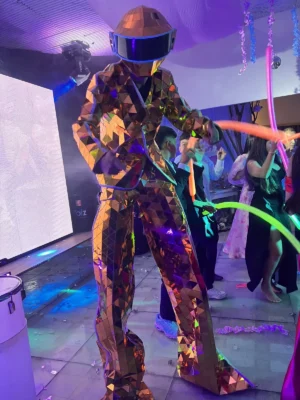 Personaje mirror de espejos para eventos en Bogotá, Voiz Producciones