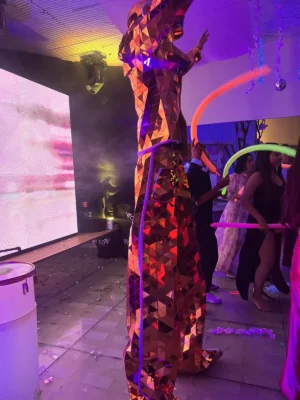 Personaje mirror de espejos para eventos en Bogotá, Voiz Producciones