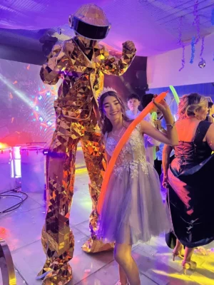 Personaje mirror de espejos para eventos en Bogotá, Voiz Producciones