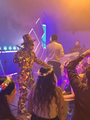 Personaje mirror de espejos para eventos en Bogotá, Voiz Producciones