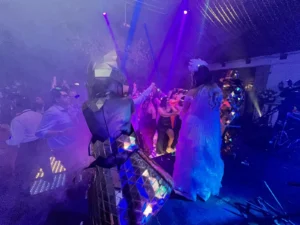 Personaje mirror de espejos para eventos en Bogotá, Voiz Producciones