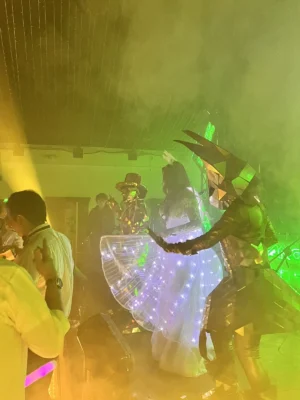 Personaje mirror de espejos para eventos en Bogotá, Voiz Producciones