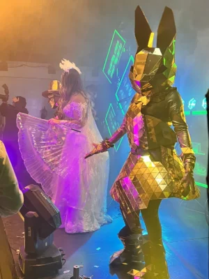 Personaje mirror de espejos para eventos en Bogotá, Voiz Producciones