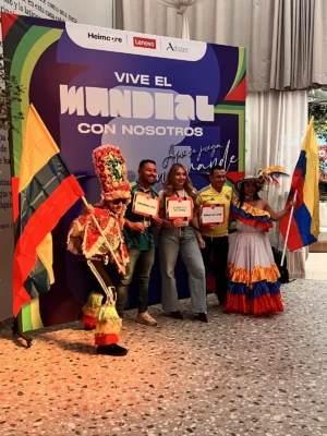 Personaje mirror de espejos para eventos en Bogotá, Voiz Producciones